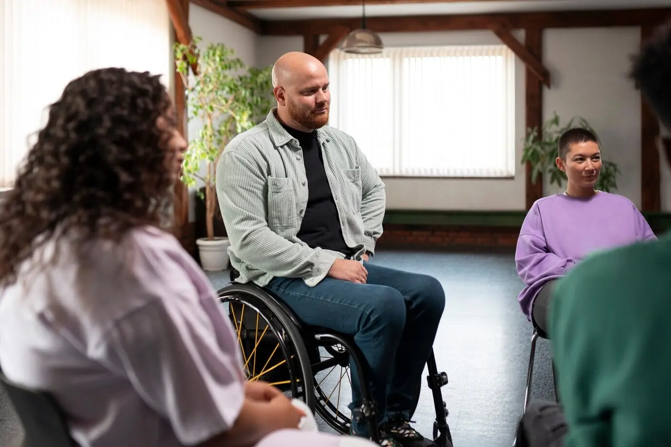 Люди на встрече группы поддержки.